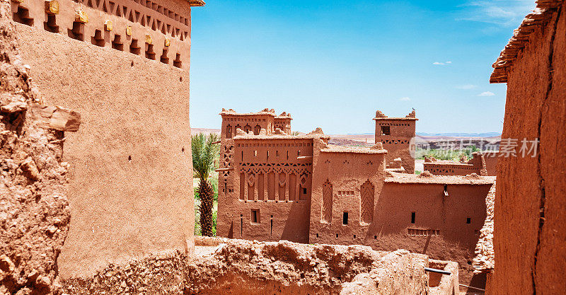 摩洛哥的Ait Ben Haddou ighrem(要塞村庄)，一个阳光明媚的日子，背景是晴朗的蓝天。